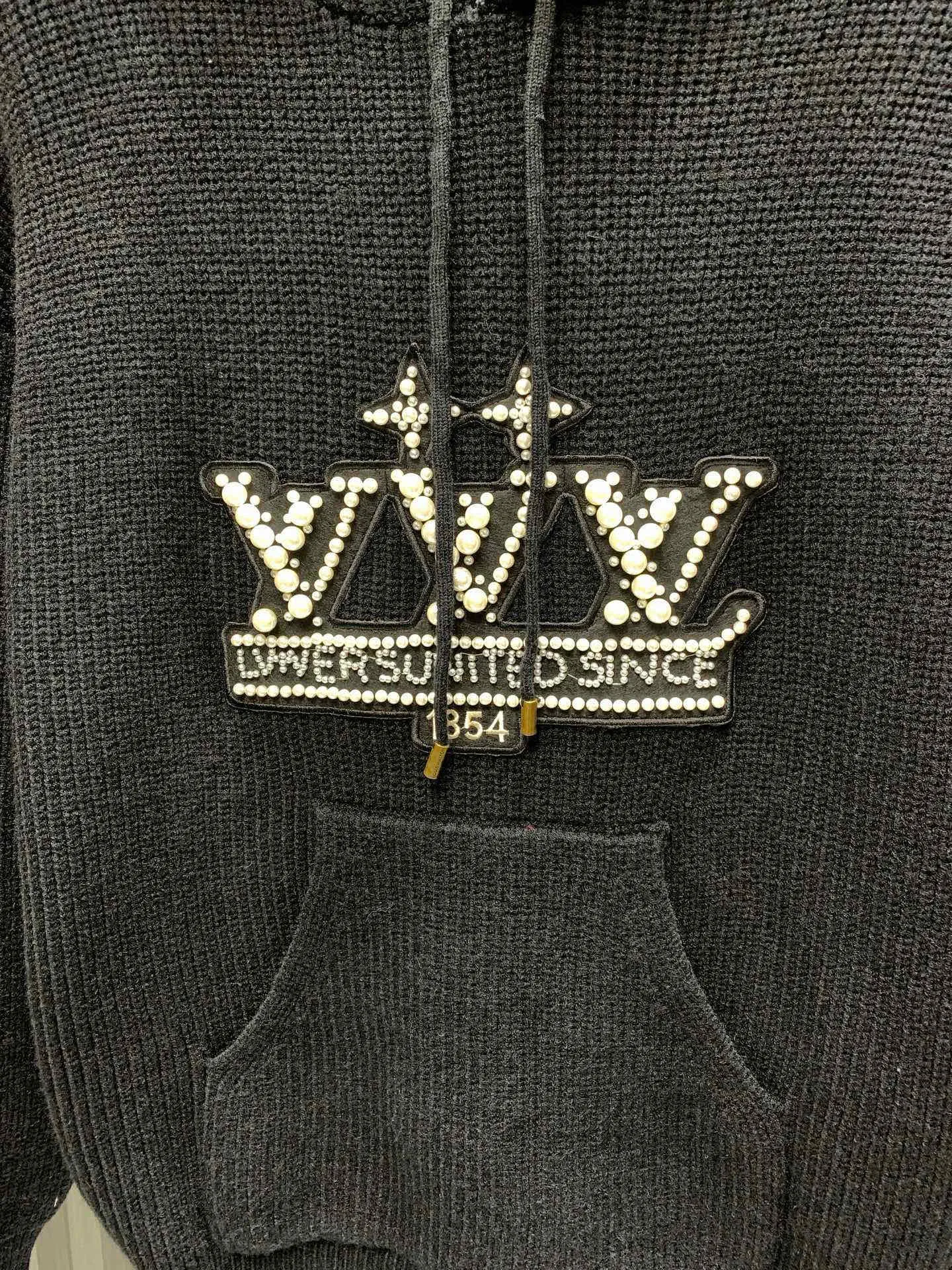 🅿️460 🀄️ Louis Vuitton LOUIS VUITT* Louis 1V2025SS new beaded hooded knitted sweater for autumn and winter. This cotton hoodie is embellished with resin beaded embroidered patches on the front, with the 1V Vers United logo to illustrate the new season football inspiration. The drawstring ends reveal jewelry charm. It can elegantly upgrade various casual styles. Made of 16S single yarn + 10S single yarn fish scale fabric. The fish-scale bottom fabric forms a fish-scale pattern through a specific weaving process. The plates are arranged and interwoven according to the pattern and shape of warp and weft to ensure clear texture and excellent texture. The fabric has been carefully processed and has good durability, is light, soft and has good breathability.